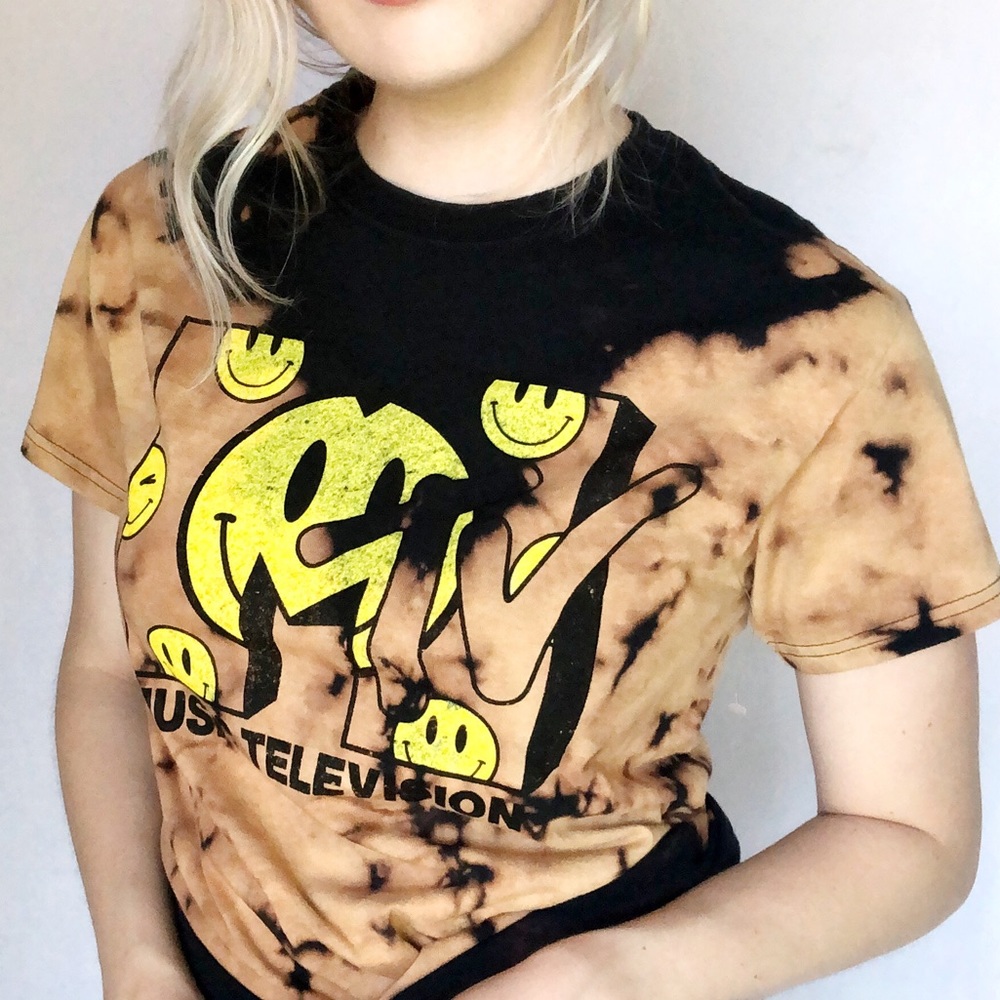 MTV NWOT Smiley Distressed Tee